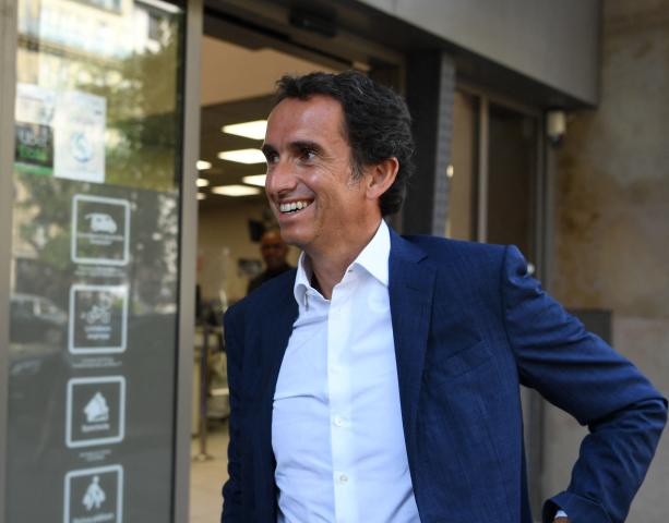 Alexandre Bompard, président-directeur général de Carrefour (© Photo by Eric PIERMONT / AFP)